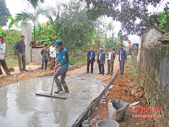 Lãnh đạo huyện Đô Lương kiểm tra làm đường giao thông nông thôn xây dựng NTM tại xóm Thống Nhất, xã Đông Sơn.Ảnh: P.V