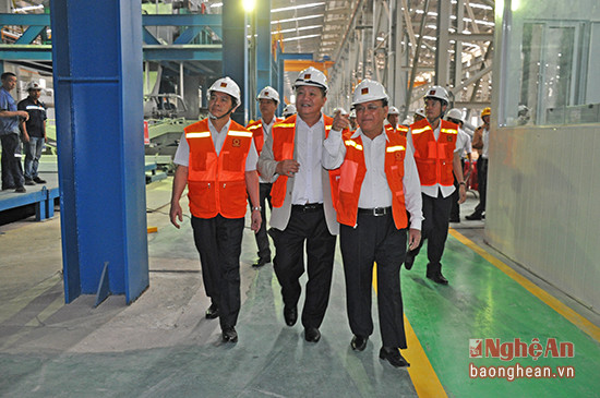 Lãnh đạo Trung ương thăm quan dây chuyền sản xuất tại Nhà máy  Tôn Hoa Sen  (Khu công nghiệp Nam Cấm).