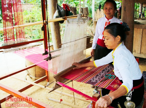 Phát triển nghề dệt thổ cẩm truyền thống tại Làng nghề dệt thổ cẩm Bản Đan, xã Tiền Phong (Quế Phong).