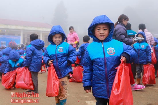 Các em học sinh vui mừng trong 