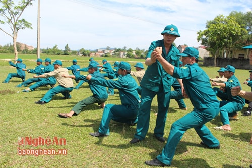 Trung đội dân quân cơ động xã Nghi Hoa, Nghi Lộc huấn luyện võ thuật. 