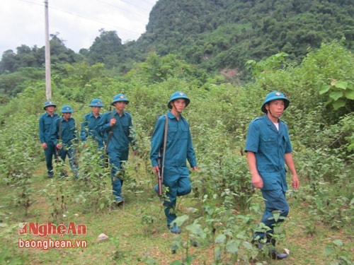 CB, CS dân quân xã Châu Thuận, Quỳ Châu tham gia tuần tra bảo vệ rừng.