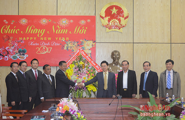 Đoàn công tác tỉnh Khăm Muộn tặng hoa chúc mừng năm mới tỉnh Nghệ An.