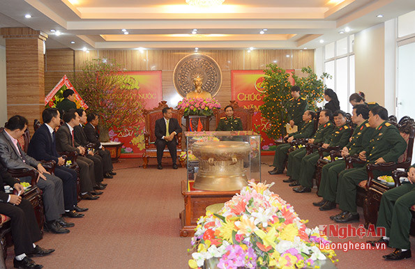 Sáng cùng ngày, đoàn công tác tỉnh Khăm Muộn cũng đến thăm và chúc Tết Bộ Tư lệnh Quân khu IV