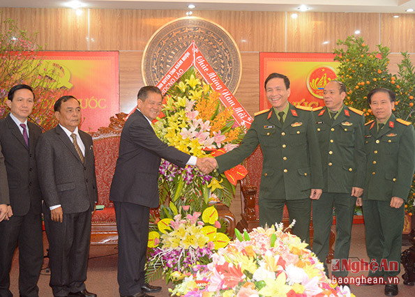 Phó Bí thư Tỉnh ủy Khăm Muộn chúc mừng năm mới Bộ Tư lệnh Quân khu IV.