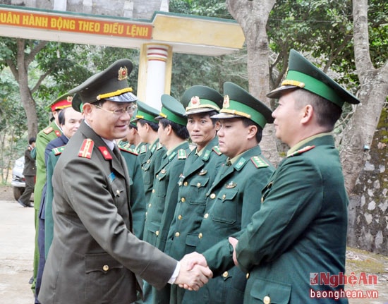 Đại tá Nguyễn Hữu Cầu và đoàn công tác của tỉnh thăm hỏi cán bộ, chiến sỹ Đồn Biên phòng Mường Típ.