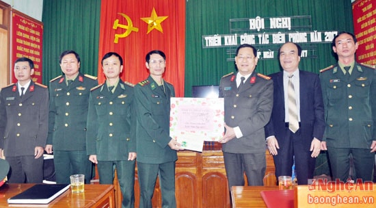 Đoàn công tác của tỉnh tặng quà