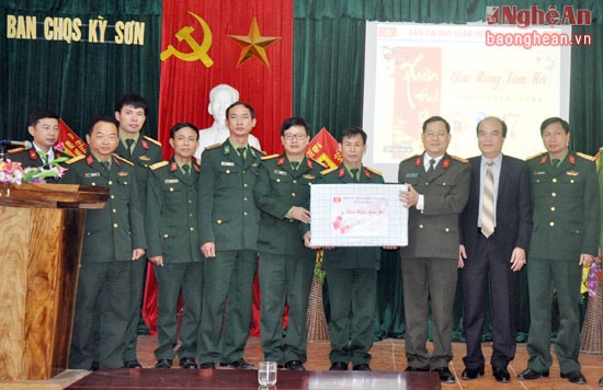 Thăm và tặng quà cho BCH Quân sự huyện Kỳ Sơn.