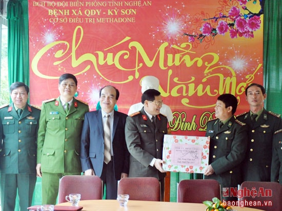 Đại tá Nguyễn Hữu Cầu và đoàn công tặng tặng quà cho