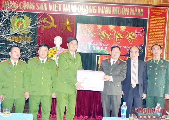 Đoàn công tác của tỉnh tặng quà Tết cho cán bộ, chiến sỹ Công an huyện Kỳ Sơn.