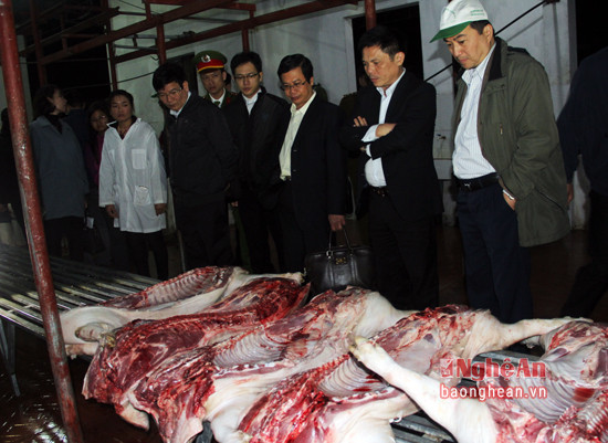 Thịt lợn sau khi được giết mổ phải có phòng ngăn cách với khâu giết mổ nhưng lại được bày ngay cùng một gian.