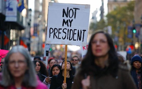  Người biểu tình phản đối ông Donald Trump. (Ảnh: WSJ)