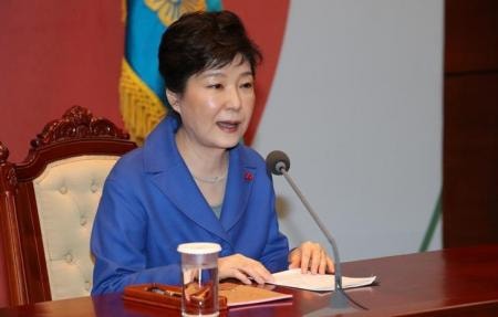  Bà Park Geun-hye phát biểu trong một buổi họp nội các khẩn cấp tại Nhà xanh (tức Phủ Tổng thống) tại Seoul ngày 9/12 năm ngoái. Ảnh: Yonhap