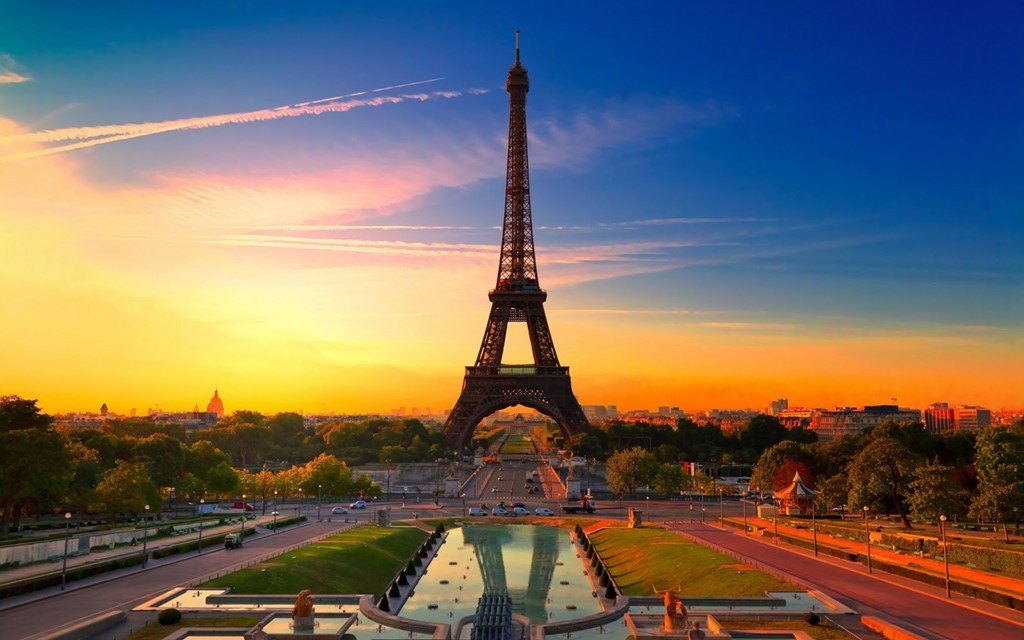 Tháp Eiffel (Pháp): Tháp Eiffel nằm trong khuôn viên công viên Champ-de-Mars, bên cạnh dòng sông Seien của thủ đô Paris, Pháp. Tháp cao hơn 300m, xây dựng hoàn toàn bằng thép và được khánh thành vào năm 1889 để chào mừng 100 năm cách mạng Pháp.  Ảnh: Bestprice. 