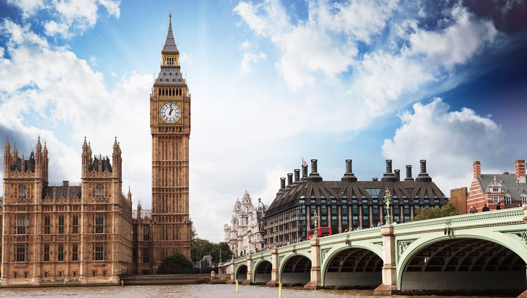 Tháp Big Ben (London, Anh): Tháp đồng hồ này được coi là một biểu tượng của thủ đô nước Anh.  Đồng hồ được đổ chuông lần đầu vào tháng 7/1859, và đến nay, nó vẫn luôn được coi là chiếc đồng hồ chạy chính xác nhất thế giới. Ảnh: Getyourguide 