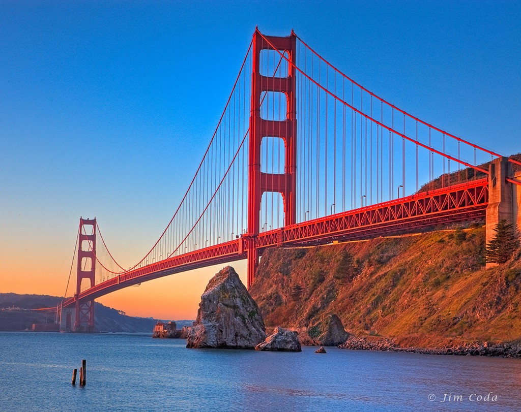 Cầu Cổng Vàng (Mỹ):  Cầu Cổng Vàng nằm ở thành phố San Francisco, Mỹ, khai trương năm 1937, chiều dài 2,74 km. Cây cầu có màu cam đỏ này là điểm đến rất nổi tiếng của nước Mỹ. Bất cứ ai cũng có cảm giác choáng ngợp trước vẻ đẹp của công trình này, đặc biệt trong những ngày nắng đẹp và dưới ánh hoàng hôn.  Ảnh: Jim Coda.