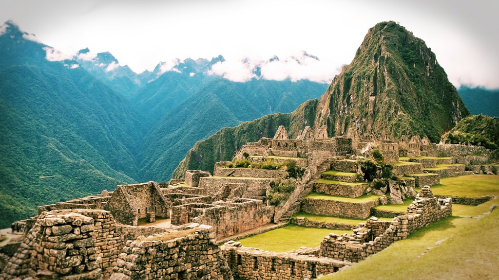 Machu Picchu (Peru): Machu Picchu là một tàn tích của đế chế Inca, nằm trong thung lũng Urubamba ở Peru, cách thành phố Cusco khoảng 80 km về phía Tây Bắc. Machu Picchu là một điểm thu hút khách du lịch rất nổi tiếng và là biểu tượng du lịch của Peru. Ảnh: Vizts. 