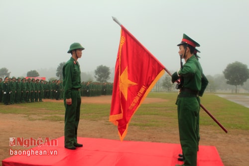 Hạ sỹ Trương Viết Đồng đại diện quân nhân xuất ngũ tuyên thệ trước Quân kỳ quyết thắng của đơn vị. Ảnh: Tường Hiếu