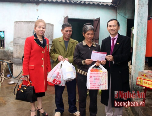 Bệnh viện Đa khoa Cửa Đông trao tặng sổ tiết kiệm cho gia đình bà Cao Thị Nhiệm - hộ nghèo tại xã Diễn Thành, Diễn Châu. Ảnh: Đinh Nguyệt.