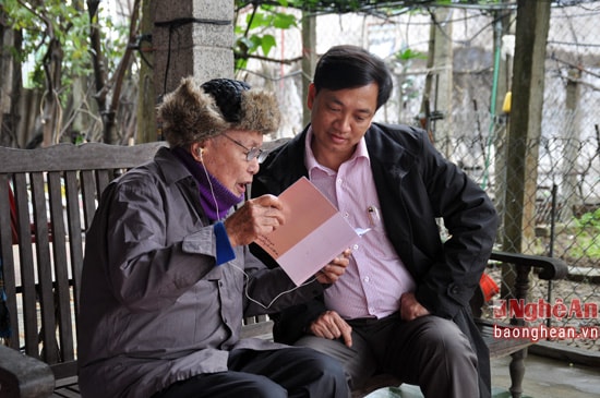 Tuy đã cao tuổi, không những đọc báo Đảng mà ông Lê Sinh còn thường xuyên làm thơ. Hiện ông là thành viên CLB thơ hội người cao tuổi phường Quán Bàu hội thơ 