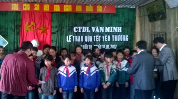 Đại diện Công ty Du lịch Văn Minh tặng quà cho học sinh trường 