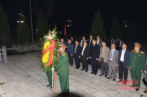 Các đại biểu dâng hoa tưởng niệm các anh hùng liệt sỹ tại Nghĩa trang huyện Đô Lương.