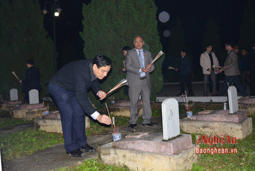 Đồng chí Nguyễn Đắc Vinh- Bí thư Tỉnh ủy thắp hương tại phần mộ các liệt sỹ tại Nghĩa trang liệt sỹ huyện Đô Lương.