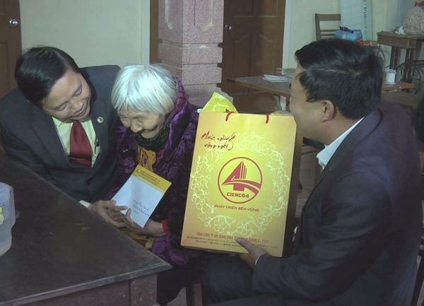 Đại diện Tổng công ty CTGT 4 tặng quà cho Mẹ VNAH Đặng Thị Uyển (90 tuổi)