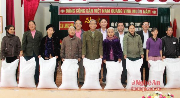 Lãnh đạo Hội Nông dân và Tổng công ty cổ phần Vật tư Nông nghiệp tặng quà cho nông dân nghèo xã Lĩnh Sơn, huyện Anh Sơn.