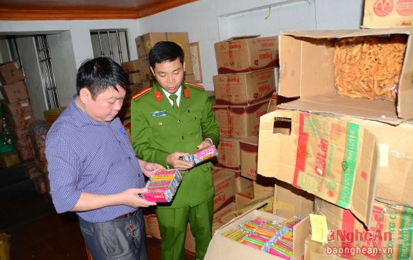 Đoàn thanh tra liên ngành tỉnh kiểm tra Cửa hàng bánh kẹo Quang Phiên.