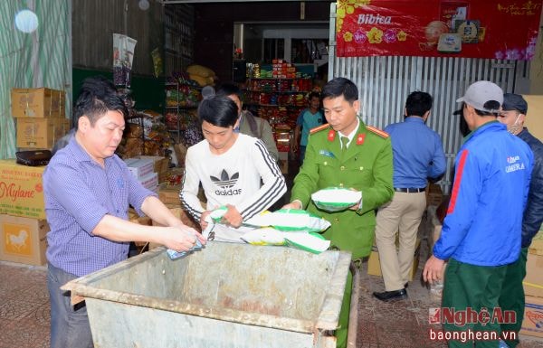 Đoàn thanh tra liên ngành tỉnh tiến hành tiêu hủy hàng quá hạn sử dụng.