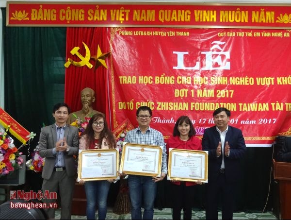 Lãnh đạo huyện Yên Thành trao bằng khen cho cán bộ dự án C.I