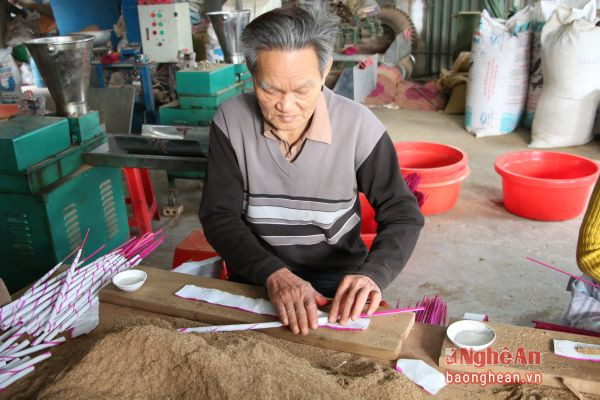 Ông Hoàng Nhật Minh - thợ giỏi ở Làng nghề sản xuất hương trầm khối 3, Thị trấn Tân Lạc (Quỳ Châu).