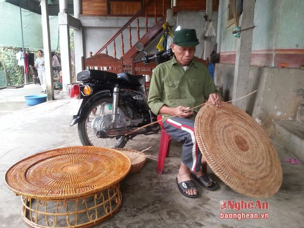 Ông Lô Hải Truyền ở xã Mường Nọc (Quế Phong)- thợ giỏi nghề mây tre đan.