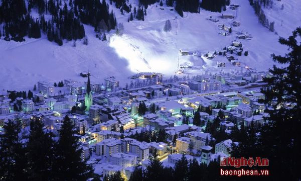 Khu trượt tuyết Davos sẵn sàng đón các chính trị gia, nhà kinh tế, doanh nhân tham gia diễn đàn kinh tế thế giới. Ảnh: theguardian