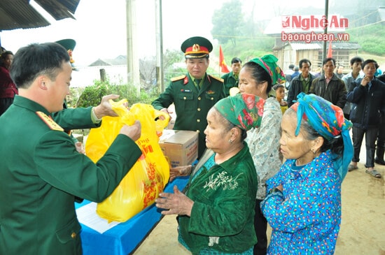 Đoàn Kinh tế - Quốc phòng 4 tặng quà cho các hộ nghèo xã Nậm Càn