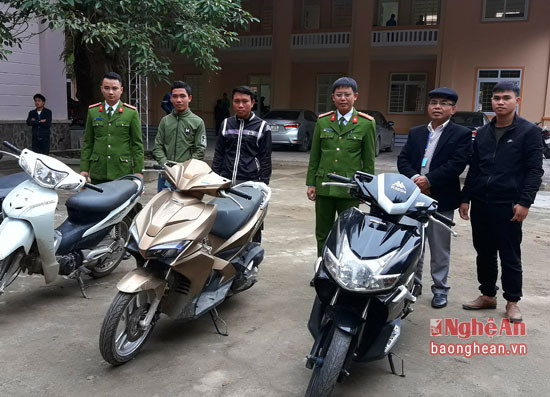 Công an huyện Qùy Hợp trao trả xe máy cho người bị hại. Ảnh: Phan Giang