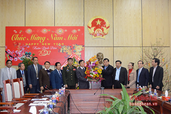 Đoàn công tác tỉnh Xiêng Khoảng chúc mừng năm mới cán bộ và nhân dân tỉnh Nghệ An. Ảnh: Thu Giang.