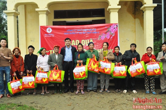 Ông Nguyễn Văn Tuấn - Phó Chánh Văn phòng công ty trao tặng quà cho hộ nghèo 2 xã Ngọc Lâm và Thanh Sơn