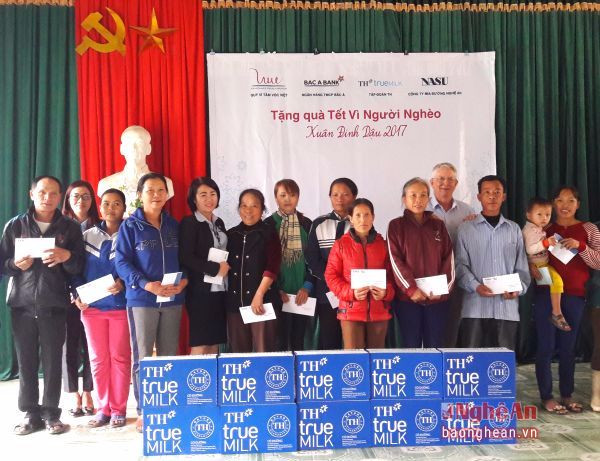 Anh 1: Ngân hàng TMCP Bắc Á cùng Tập đoàn TH và Công ty Mía đường Nghệ An NASU trao quà tết tại xã Châu Đình.