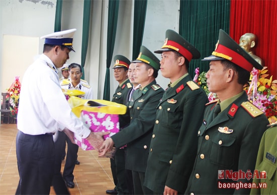 Đại tá Nguyễn Đức Nam tặng quà Tết của Bộ Tư lệnh Vùng 3 cho cán bộ, chiến sỹ và nhân dân huyện đảo Cồn Cỏ.