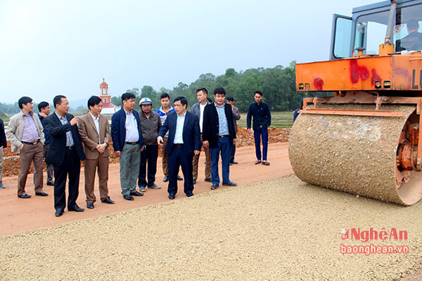 Đồng chí Huỳnh Thanh Điền cùng lãnh đạo Sở GTVT và các ngành, địa phương kiểm tra thực địa thi công đường N5. Ảnh Nguyên Sơn