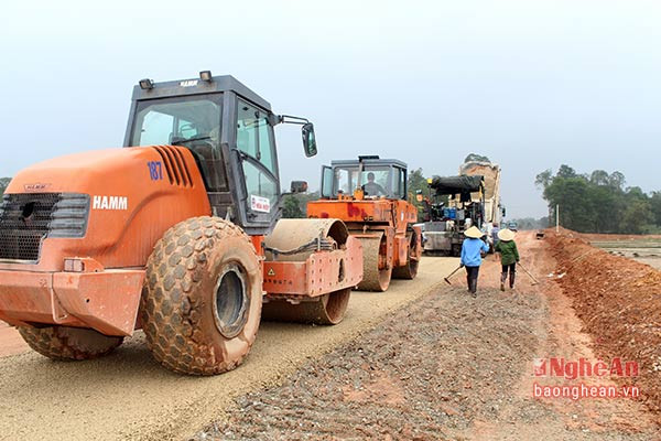 Các nhà thầu đang tiếp tục thi công các hạng mục trên tuyến đường N5. Ảnh Nguyên Sơn