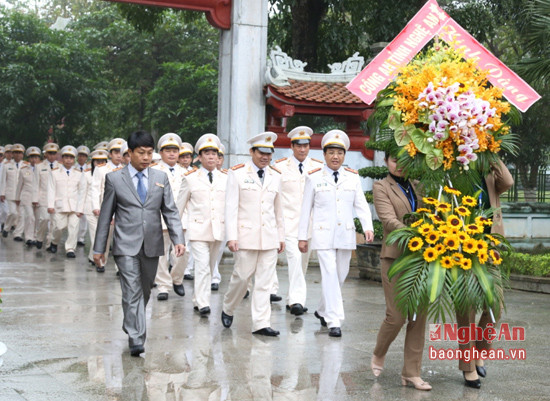 Công an tỉnh Nghệ An dâng hương, dâng hoa báo công lên anh linh Chủ tịch Hồ Chí Minh tại Khu di tích Kim Liên