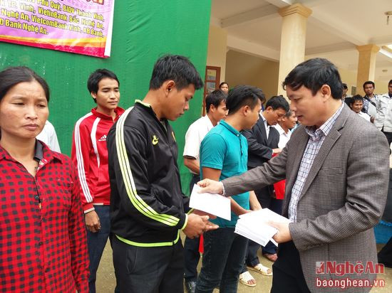Đoàn đã trao 190 suất quà cho 190 hộ đồng bào Khơ Mú nghèo có hoàn cảnh đặc biệt khó khăn tại xã Bắc Lý.