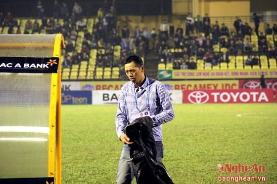 HLV Nguyễn Đức Thắng vẫn chưa có được chiến thắng đầu tiên cho mình tại V.League 2017 vì 2 tình huống phản lưới nhà và 1 quả phạt Penatly sau 3 trận đấu.