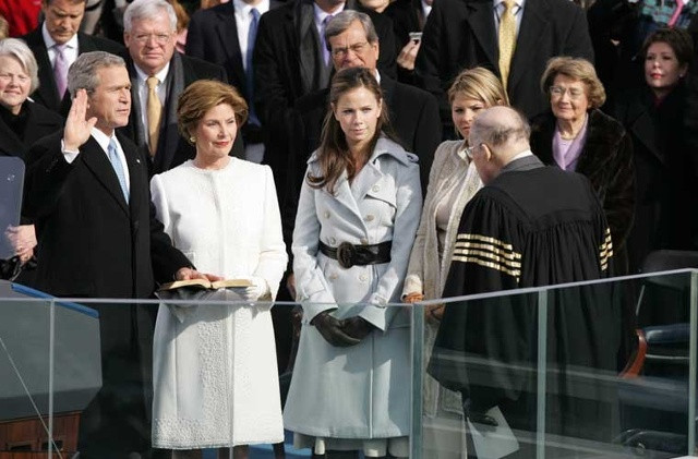 Người kế nhiệm Tổng thống Bill Clinton là George W. Bush (Bush con) trong lễ nhậm chức ngày 20/1/2005