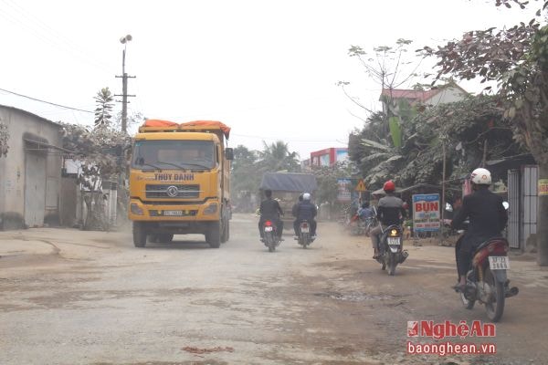 Một trong những tuyến đường ở huyện Yên Thành đang xuống cấp cần liên tục bảo dưỡng.