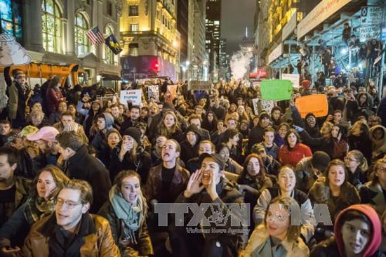 Người biểu tình phản đối kết quả ông Trump thắng cử tại thành phố New York ngày 9/11/2016. Ảnh: THX/TTXVN