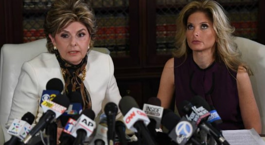 Bà Gloria Allred (trái) và cô Summer Zervos trong buổi họp báo